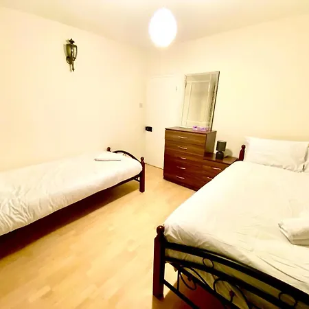 Spacious Ground Floor Two Bedroom House On In Ealing London Exterior photo