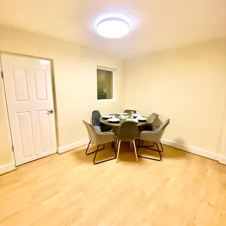 Spacious Ground Floor Two Bedroom House On In Ealing London Exterior photo