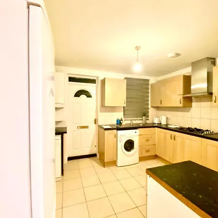 Spacious Ground Floor Two Bedroom House On In Ealing London Exterior photo