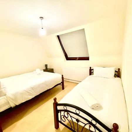 Spacious Ground Floor Two Bedroom House On In Ealing London Exterior photo