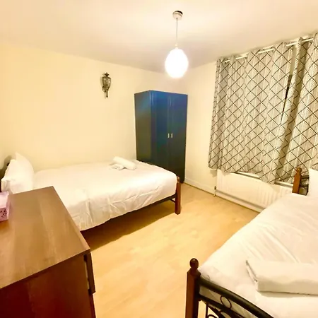 Spacious Ground Floor Two Bedroom House On In Ealing London Exterior photo
