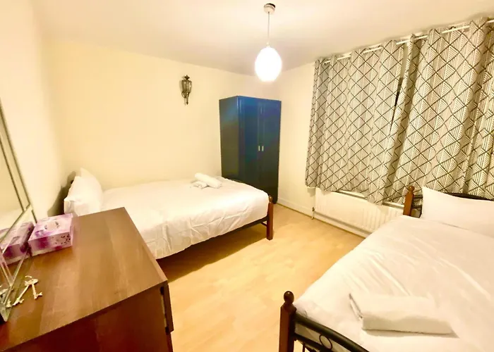 Spacious Ground Floor Two Bedroom House On In Ealing London