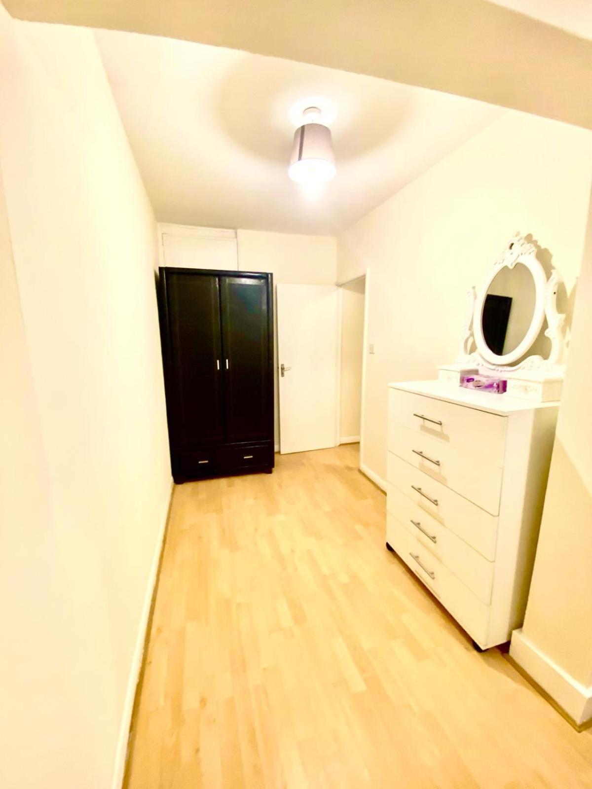 Spacious Ground Floor Two Bedroom House On In London Apartment *