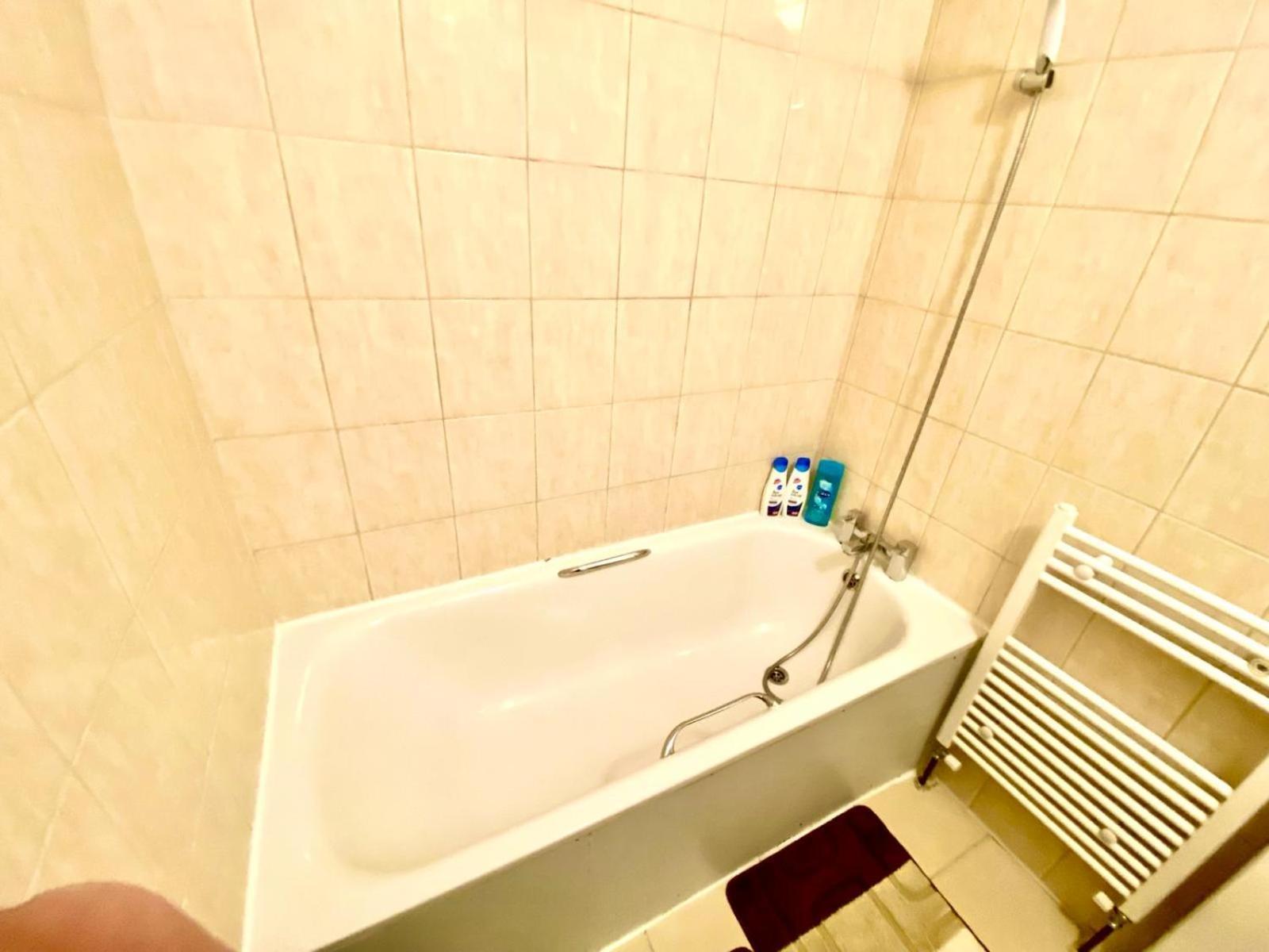 Spacious Ground Floor Two Bedroom House On In London * Ealing