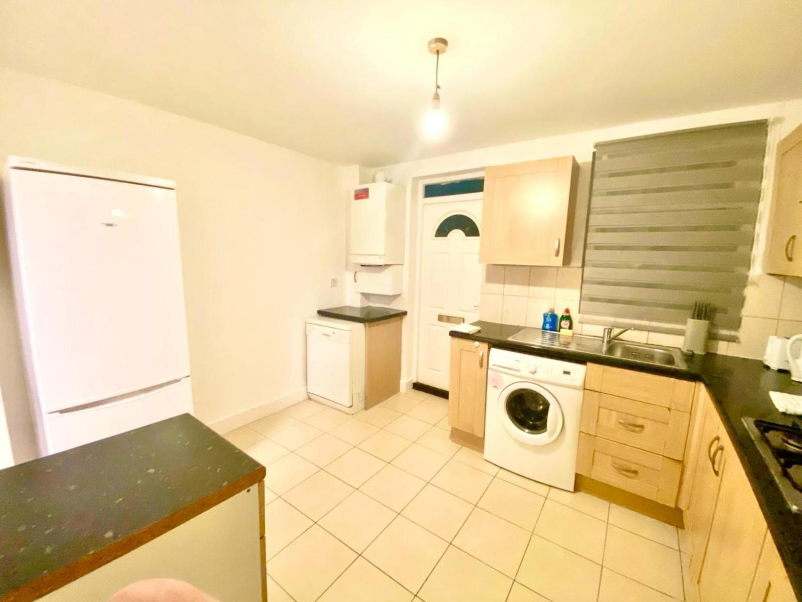 Spacious Ground Floor Two Bedroom House On In London Apartment *