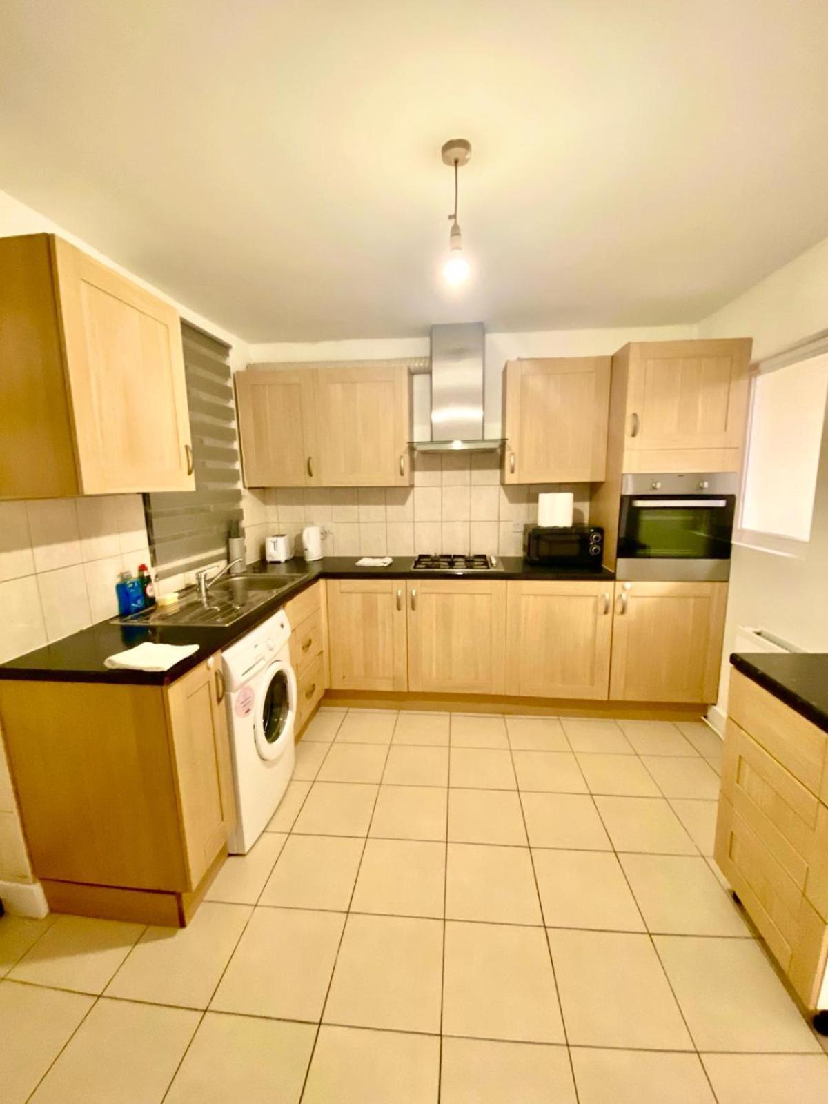 Spacious Ground Floor Two Bedroom House On In London * Ealing
