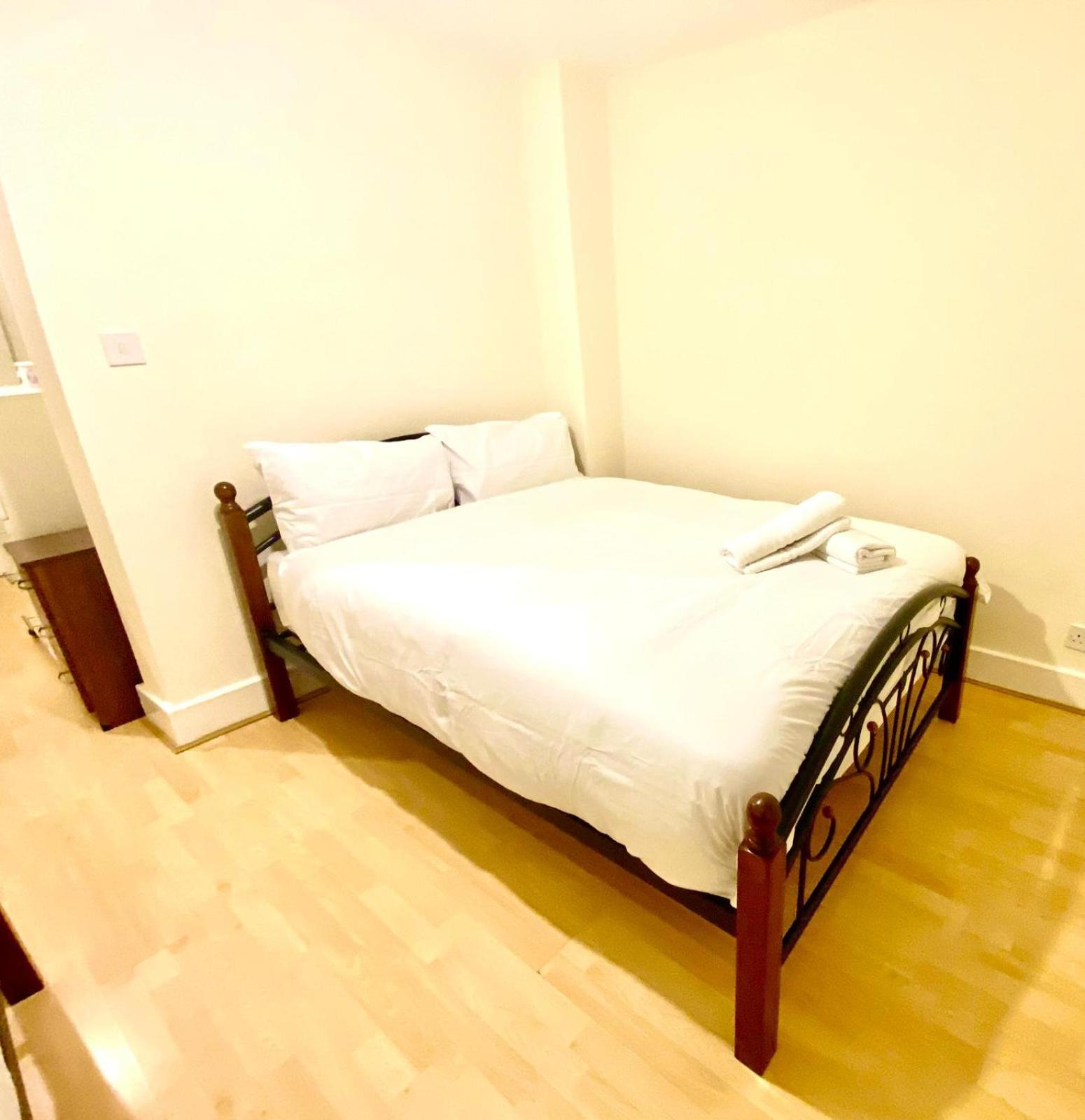 Apartment Spacious Ground Floor Two Bedroom House On In London