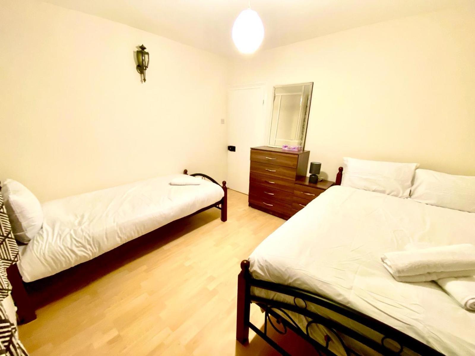 Spacious Ground Floor Two Bedroom House On In London Apartment