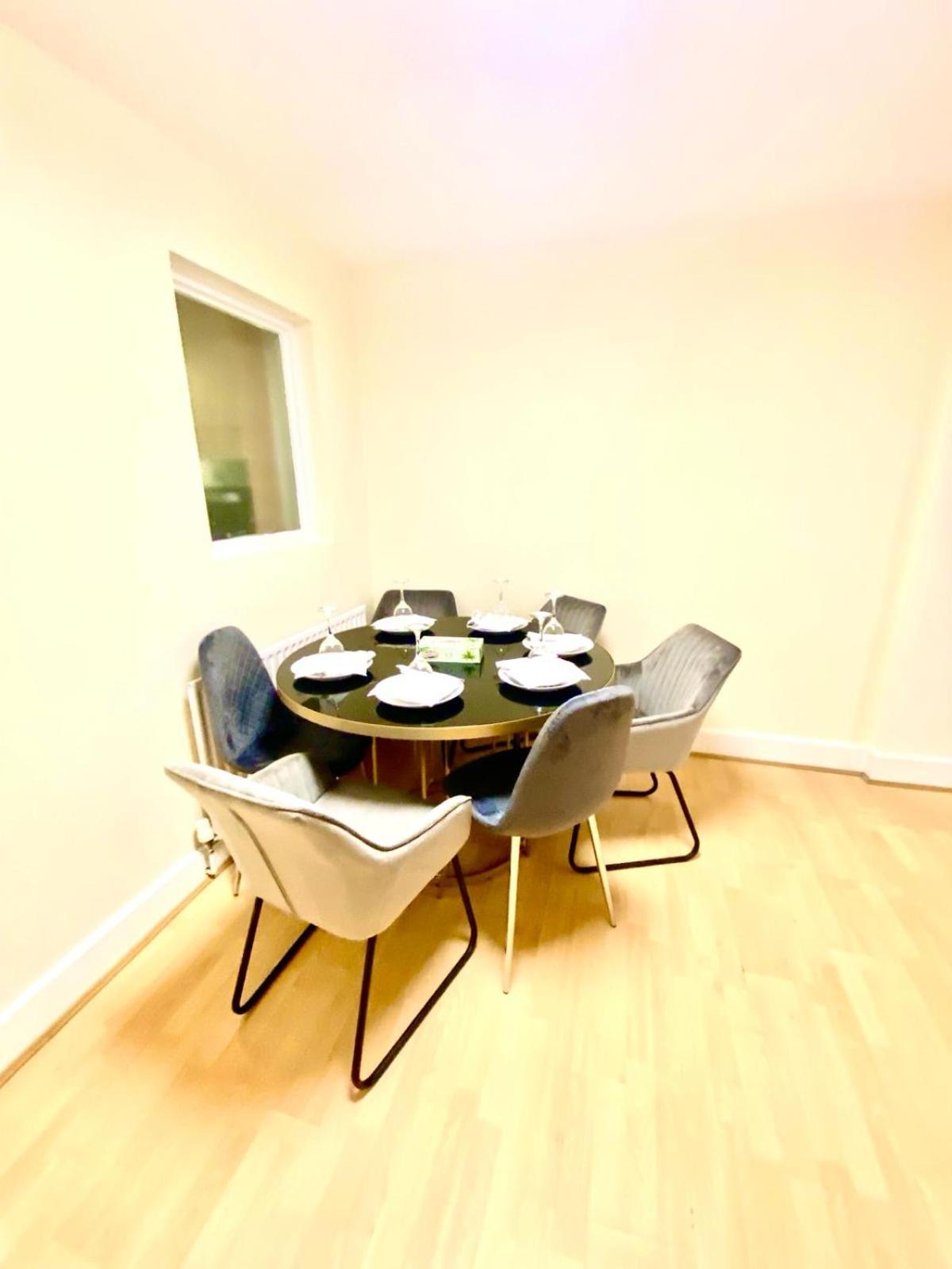 Spacious Ground Floor Two Bedroom House On In London Apartment