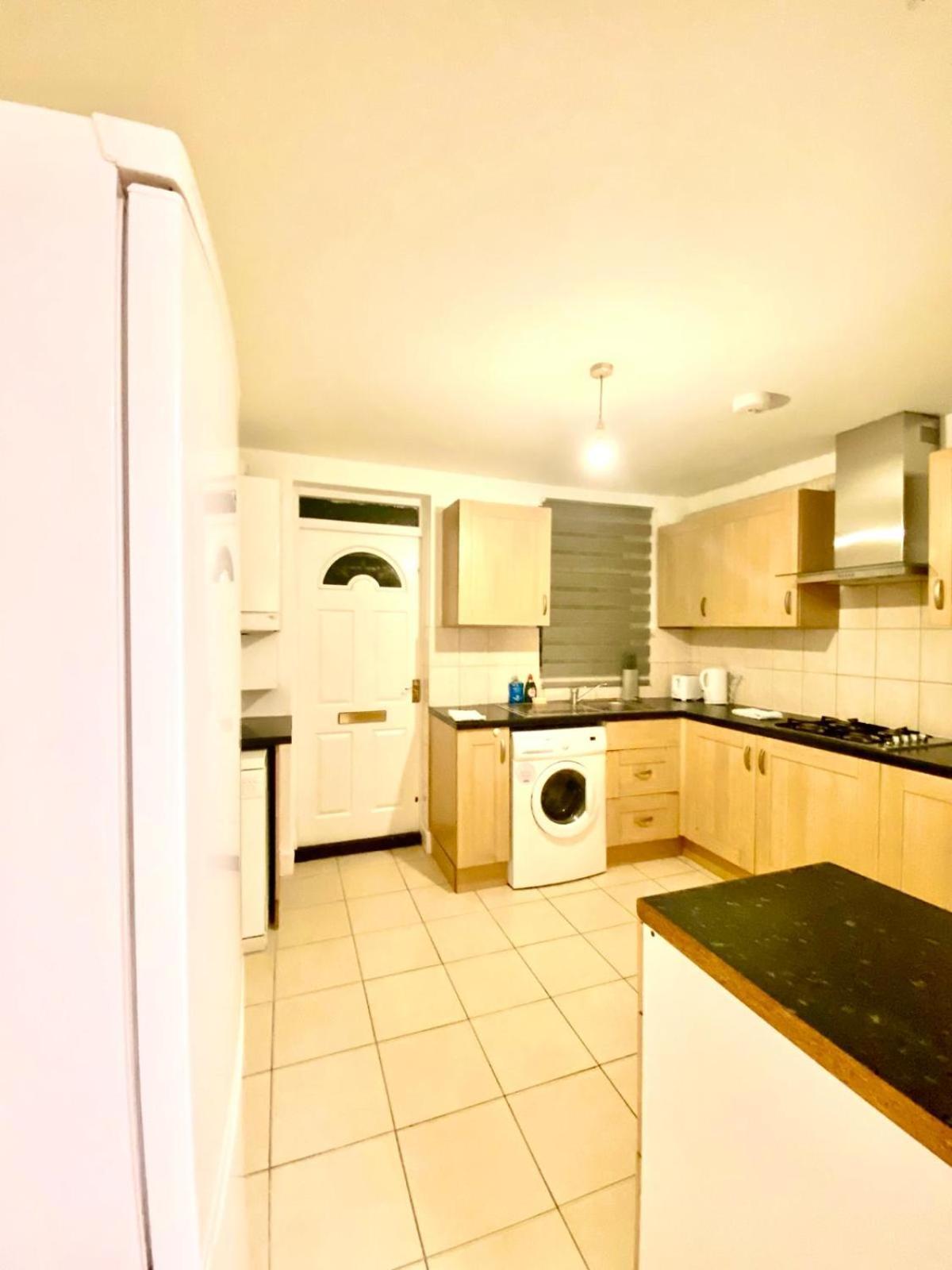 Spacious Ground Floor Two Bedroom House On In London