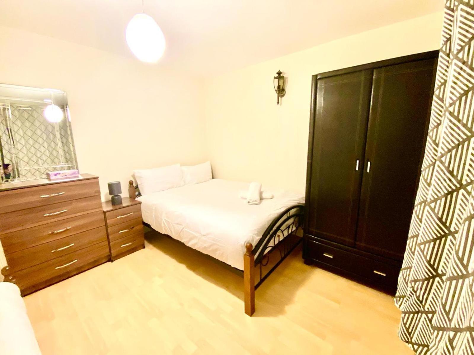 Spacious Ground Floor Two Bedroom House On In London *