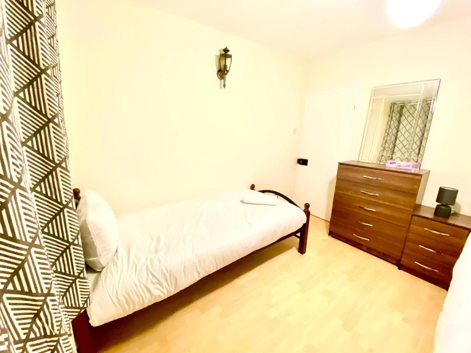 Spacious Ground Floor Two Bedroom House On In London *
