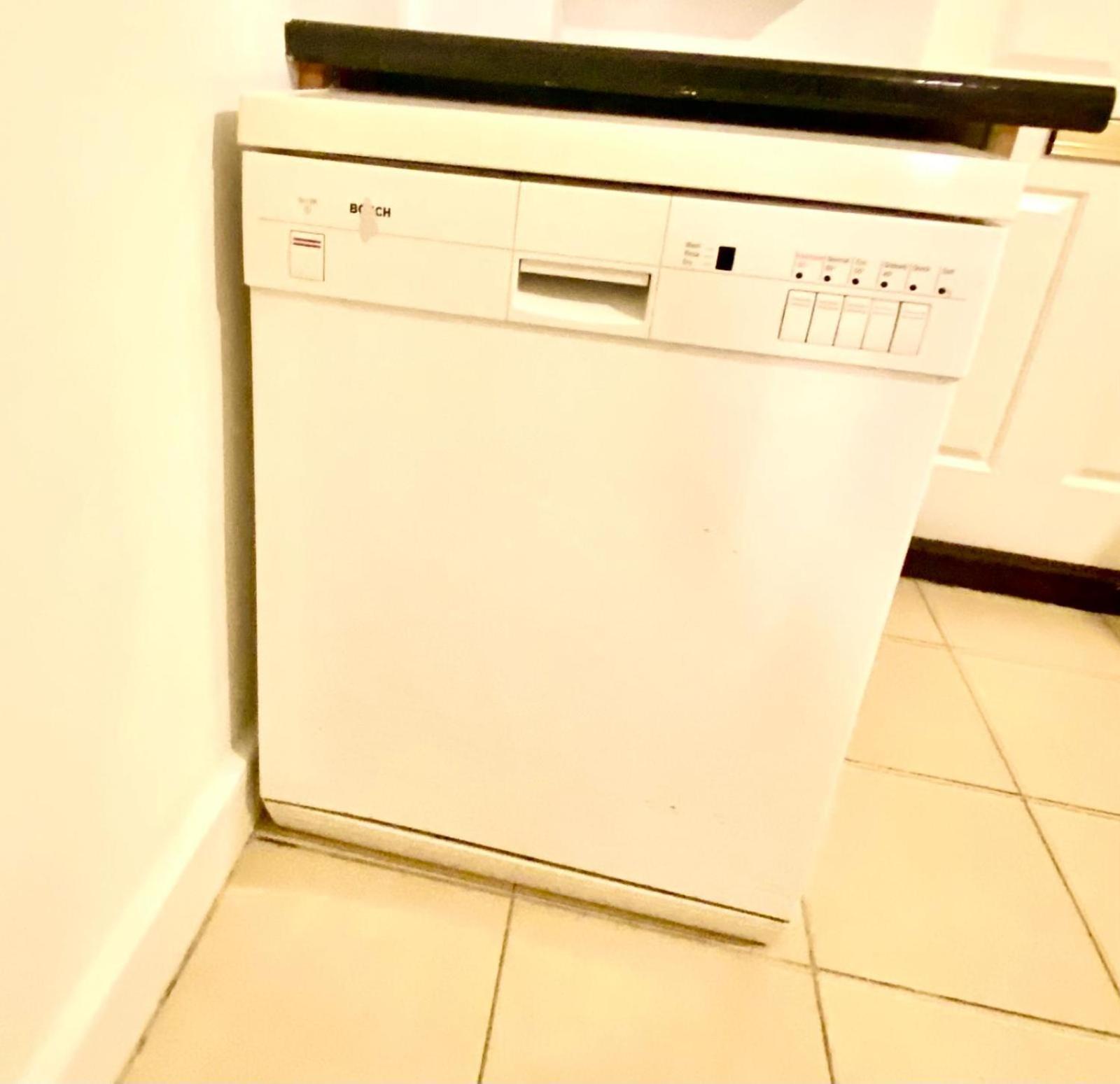 Apartment Spacious Ground Floor Two Bedroom House On In London