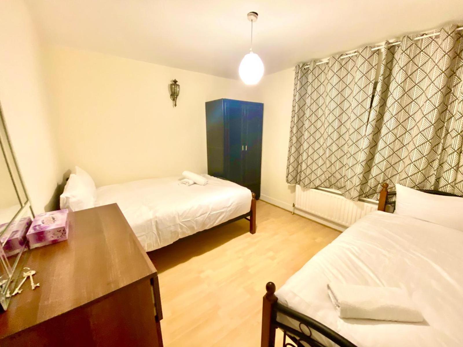 Spacious Ground Floor Two Bedroom House On In London Apartment
